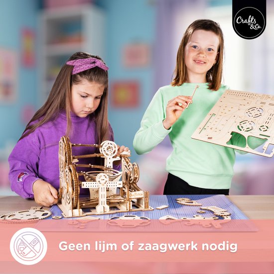 Kinderen bouwen aan een houten knikkerbaan, met de tekst 'Geen lijm of zaagwerk nodig'.