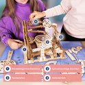 Kinderen bouwen aan een houten knikkerbaan, de onderdelen zijn gemarkeerd met nummers en Nederlandse tekst.