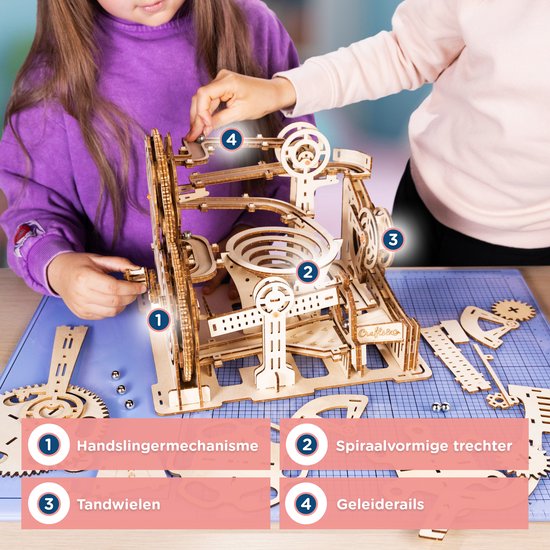 Kinderen bouwen aan een houten knikkerbaan, de onderdelen zijn gemarkeerd met nummers en Nederlandse tekst.