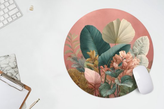 Ronde muismat met tropische bladeren, roze achtergrond, op een wit bureau naast een muis.