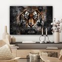 Een tijgerportret hangt boven een dressoir met decoraties.
