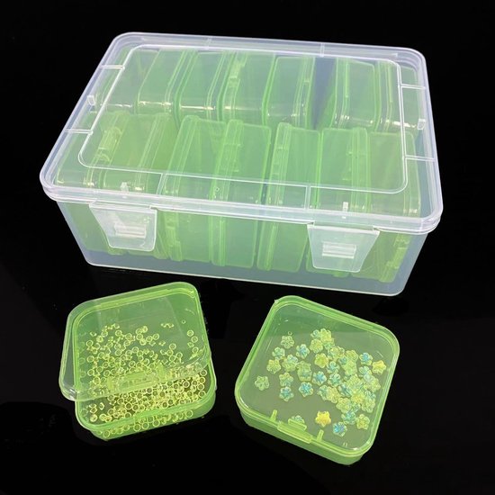 Boîte de rangement transparente avec 15 petits bacs vert clair remplis de perles et de perles en forme de fleur.