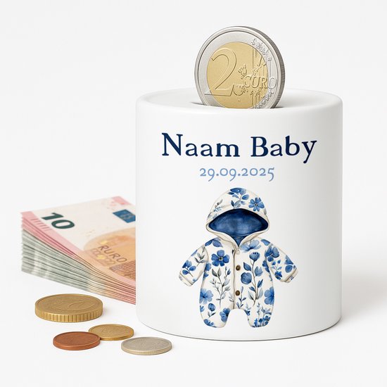 Wit spaarvarken met een blauw bloemenrompertje, 'Naam Baby' en datum. Met munten en bankbiljetten.