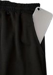 Short de sport noir avec une poche de téléphone intégrée sur le côté.