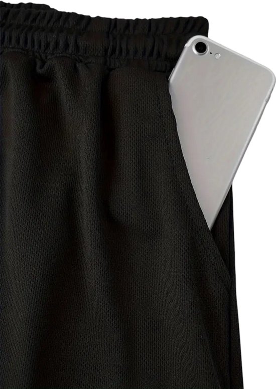 Short de sport noir avec une poche de téléphone intégrée sur le côté.