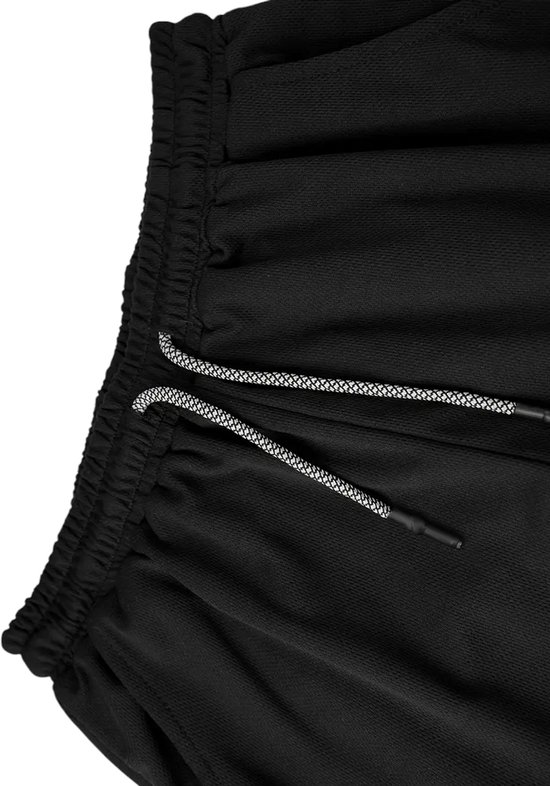 Vue détaillée du short de sport noir avec ceinture élastique et cordon de serrage décoratif rayé noir et blanc.