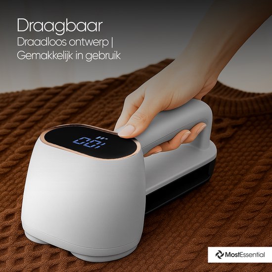 Hand wordt gebruikt om wit, draadloos apparaat met digitaal display op bruine stof te bewegen.