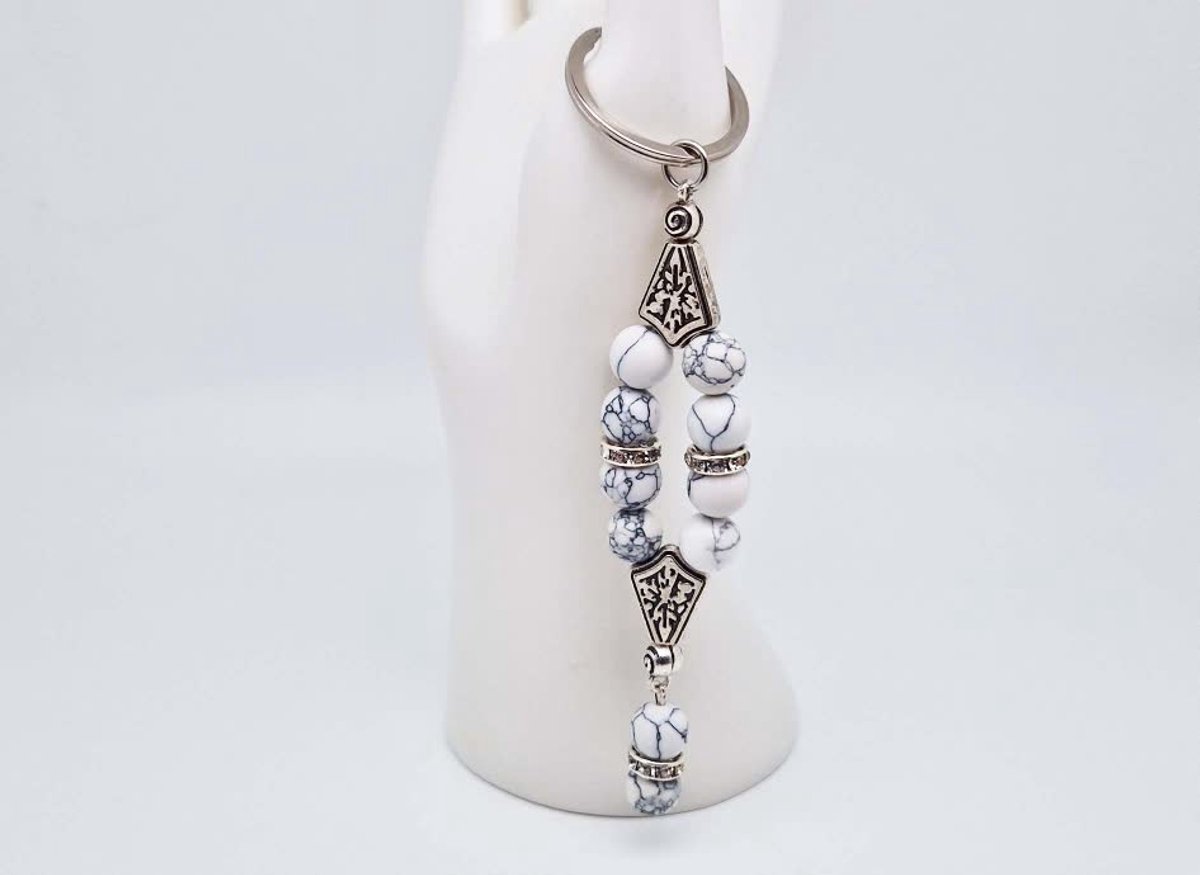 Handgemaakte Harmony Sleutelhanger van natuursteen "Howlite Wit" en metaal - diameter kralen 10mm - Aantal stenen10- Een mooi cadeau-idee en een bijzonder aandenken