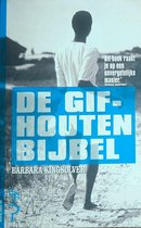 Une personne à la peau foncée porte un t-shirt blanc et regarde loin de la caméra. Le titre 'DE GIF-HOUTEN BIJBEL' est écrit en grandes lettres bleues sur la couverture.