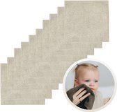 Tien zandkleurige spuugdoekjes op een rij, met een ingekaderde afbeelding van een baby die een bruin doekje gebruikt.