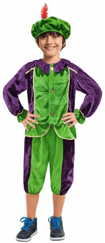 Jongen draagt een groen pietenpak met paarse mouwen, een groene baret met veertje. Gouden bies op het kostuum. Sneakers.