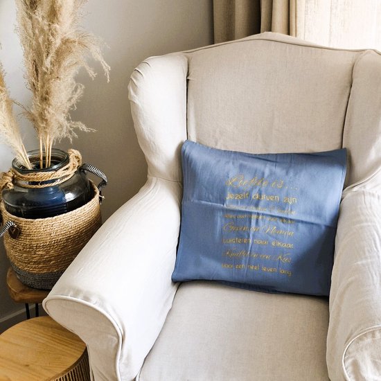 Sierkussen Kussen met tekst bedrukt cadeau vriendin | liefde is | blauw met goud opdruk met vulling| 50x50 cm | verjaardag man vrouw huwelijk valentijn bruiloft vriend partner samenwonen samenlevingscontract