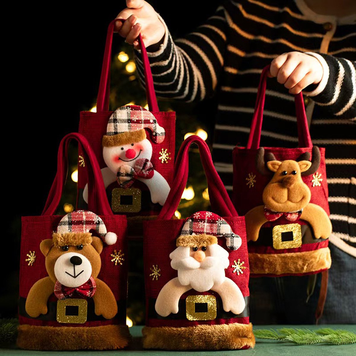 Kerstversiering cadeauzakjes in pluche stijl voor Kerstfeest - 4-pack met snoep - Merkloos.