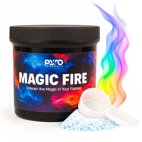 Zwarte pot met Magic Fire poeder, met een schepje en een hoopje poeder ernaast.