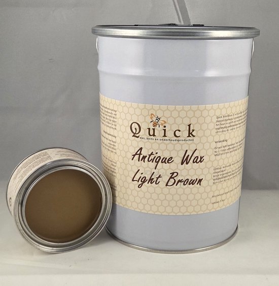Een grote pot en een open pot Quick Antique Wax in de kleur Light Brown. De potten hebben een lichtgrijs label met een honingraatmotief.