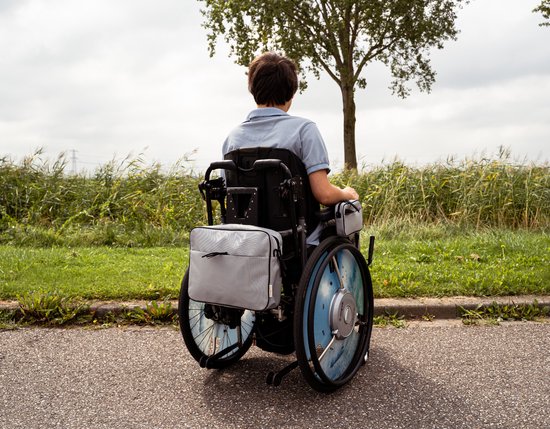 Foto: Hippe rolstoeltas achterleuning achterkant grijs klittenband bevestiging extra vakken viggodsgn