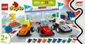 Set LEGO Duplo F1 Team Race Cars & Drivers avec trois voitures et un arche de départ/arrivée.