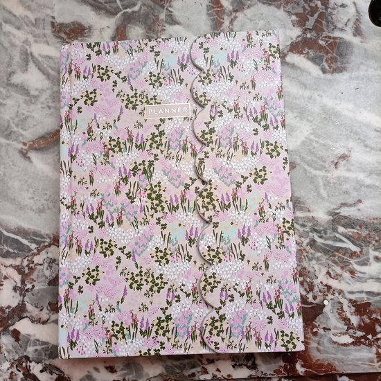 Foto: Jaarplanner 2025 2026 weekplanning patroon bloemen harde kaft stickervel magnetische sluiting 