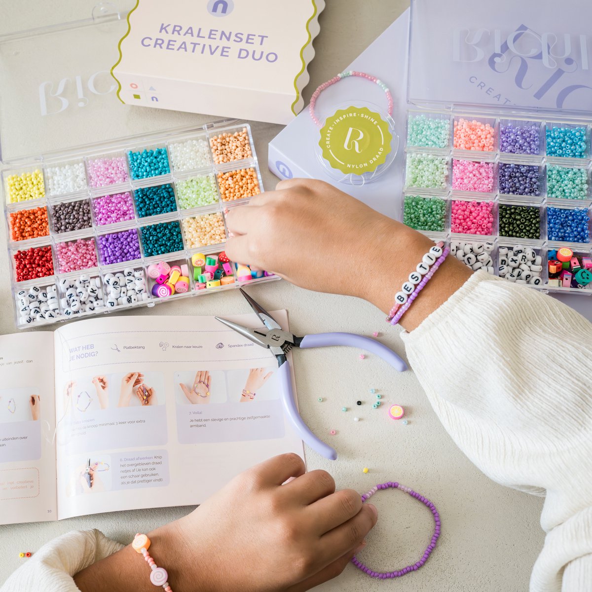 Richly® Kralen set Creative Duo - Armbandjes maken meisjes - 9000+ kralen - gratis E-BOOK - Complete set & Premium verpakking - Sieraden Maken Volwassenen - Letterkralen - Kralen ketting - Bedels & Gouden RVS-accessoires - Knutselen meisjes — afbeelding 3