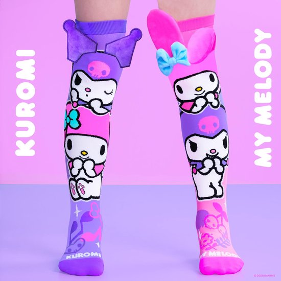 Paarse kniehoge sokken met Kuromi en roze kniehoge sokken met My Melody, beide met karakters en strikken.