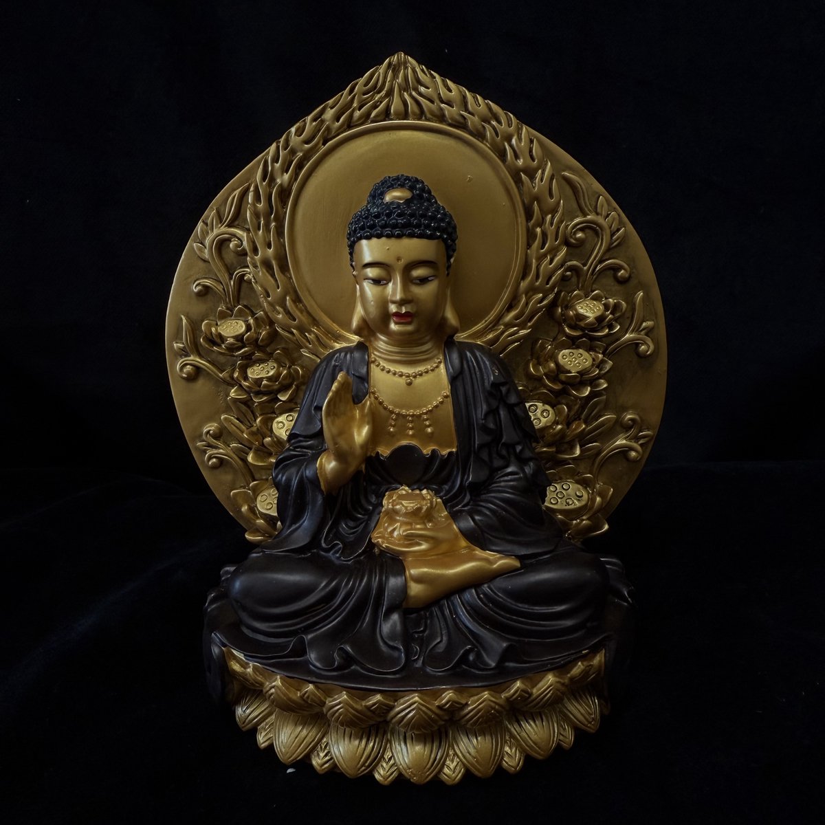 Boeddha Shakyamuni beeld van hoogwaardige hars met handgeschilderde details 14.5x12.5x7 donkerbruin en goud