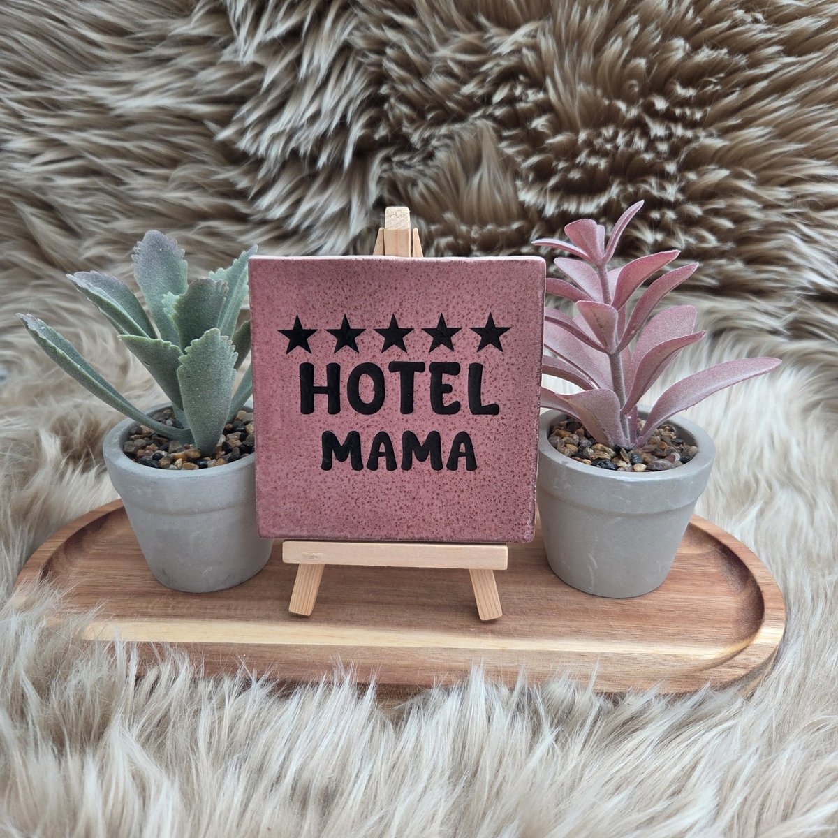 CreaCraft Robuust wenstegeltje “Hotel Mama” – 10x10 cm – Humoristische Wanddecoratie & Cadeau – moeder cadeau humor – grappige quote tegel – cadeautje voor mama – moederdag cadeau tegel – Decoratief Tegeltje met Standaard – Cadeau Idee Oudroze/Zwart