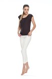 Model draagt een donkerbruin shirt met korte mouwen en een witte driekwart legging.