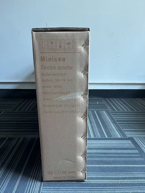 Doos van de Minicee elektrische step Model Me7MAX. Specificaties zoals 500W vermogen en 'Made in China' zijn leesbaar.