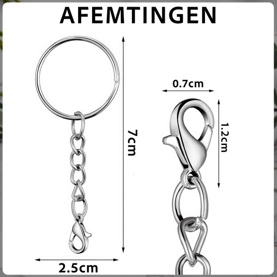Zilverkleurige sleutelring met ketting, karabijnsluiting en afmetingen in cm.
