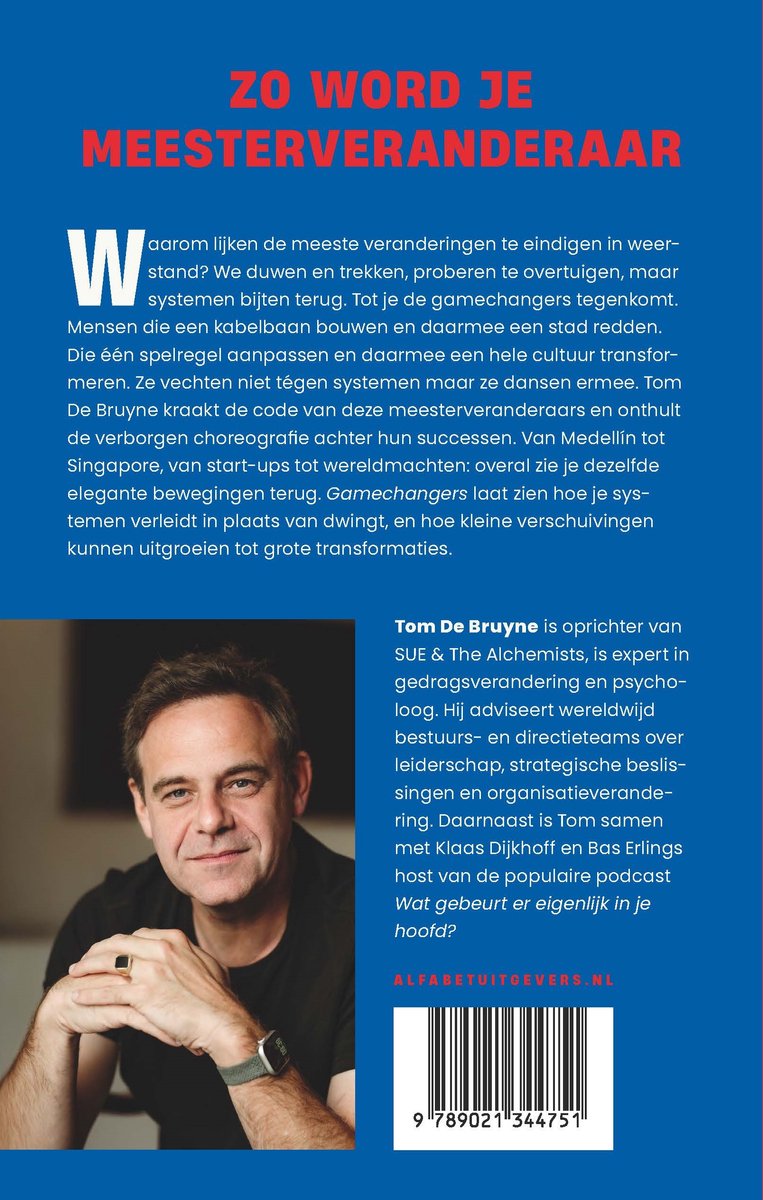 Portret van Tom De Bruyne, auteur van "Zo word je meesterveranderaar". Witte tekst op zwarte achtergrond. ISBN.