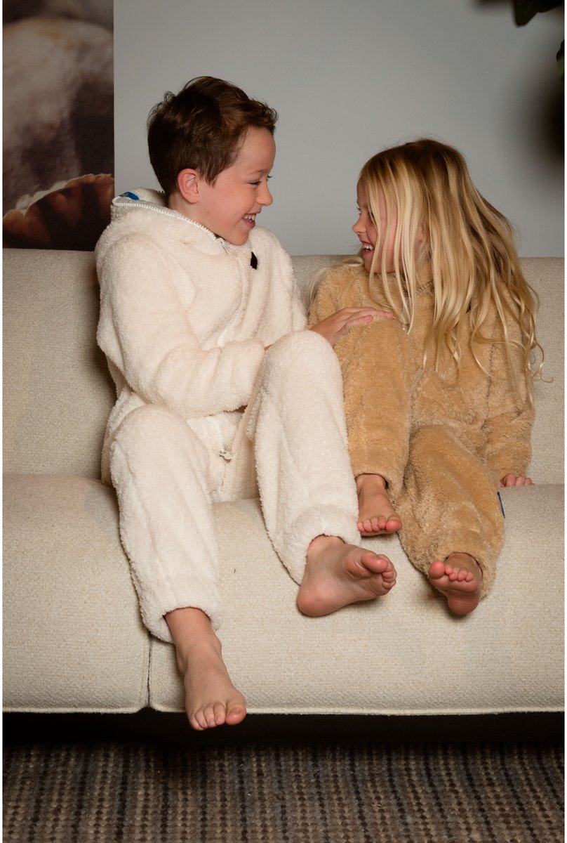 Kids Knuffle Fleece Onesie® | Warme onesie huispak jumpsuit voor jongens & meisjes | Superzacht & comfortabel | Premium kwaliteit | Duurzaam & CO₂-neutraal geproduceerd in Portugal | Champagne maat XXS