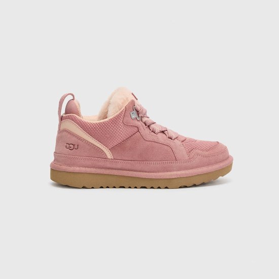 Zijaanzicht van een roze UGG sneaker met suède, mesh, veters en faux fur.