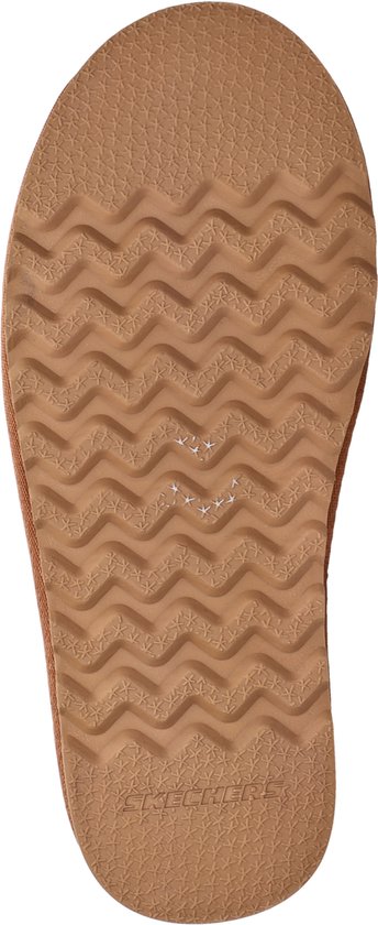 Onderkant van een bruine pantoffel met golvend profiel en Skechers-logo.