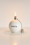 Witte, ronde Afecto olielamp met een vlam en metalen ketting met dop.