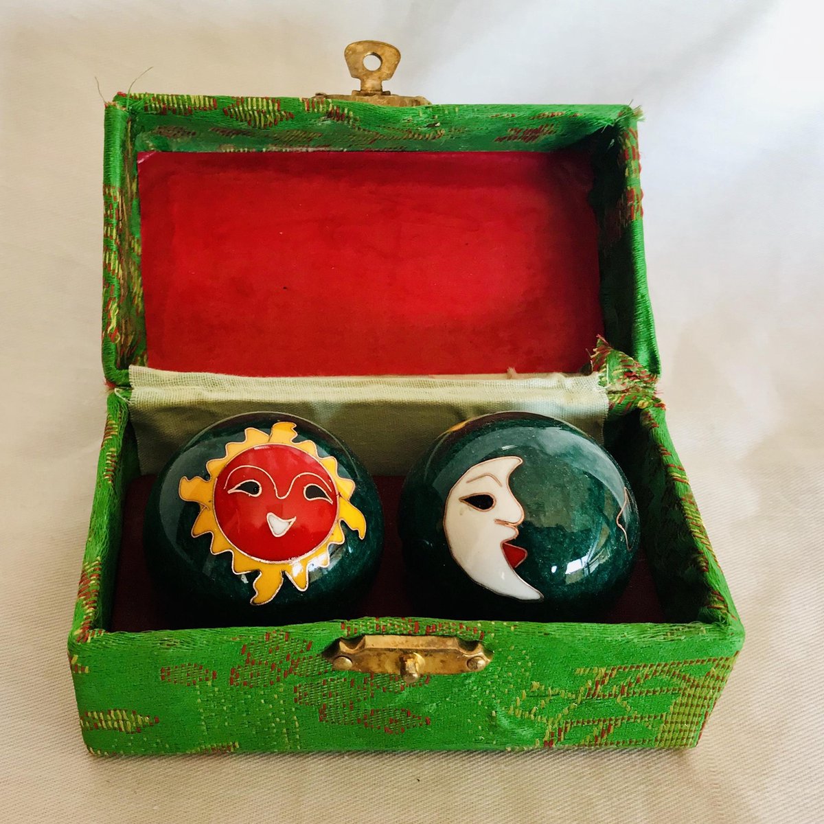Goedkoopste Meridiaankogels met groene zon motief 4cm van cloisonne (een techniek van emailleren