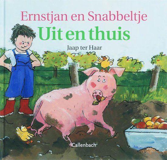 Een jongen in een blauwe overall en rode laarzen kijkt naar een varken met kuikens en appels. Tekst: Ernstjan en Snabbletje Uit en thuis.