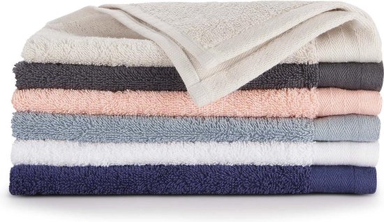 Stapel van negen handdoeken in verschillende kleuren: crème, grijs, antraciet, roze, blauw en navy.