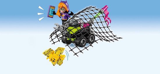 Batgirl met paarse cape en een net dat een groen voertuig met gele vleermuis probeert te vangen.