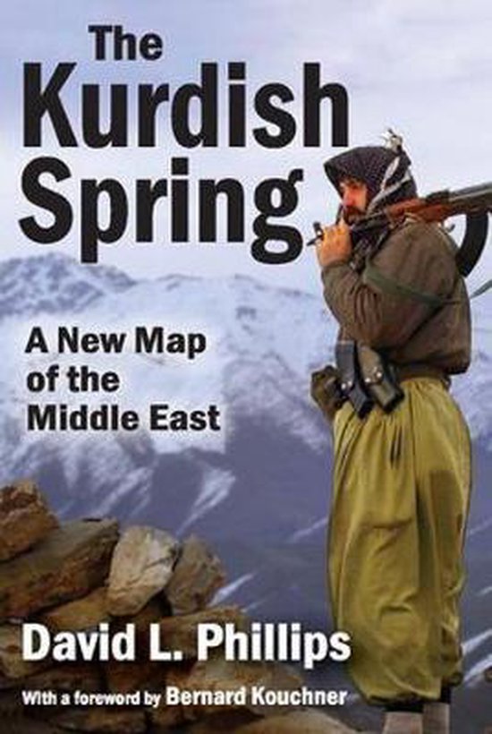 Boekomslag 'The Kurdish Spring' met een man in traditionele kleding met een geweer over zijn schouder, tegen een achtergrond van besneeuwde bergen.