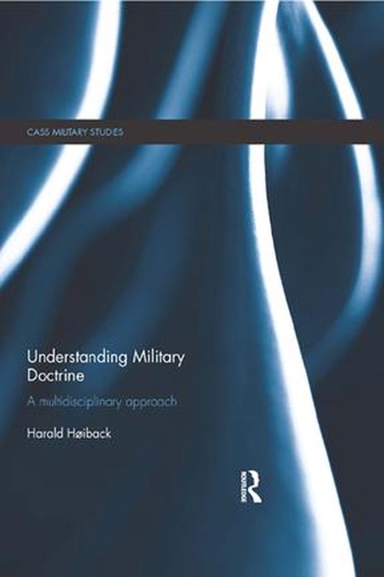 Boek 'Understanding Military Doctrine' van Harald Høiback, met een abstracte blauwe achtergrond.