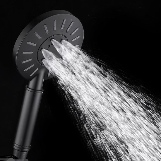 Zwarte douchekop met 3 waterstralen, tegen een zwarte achtergrond.