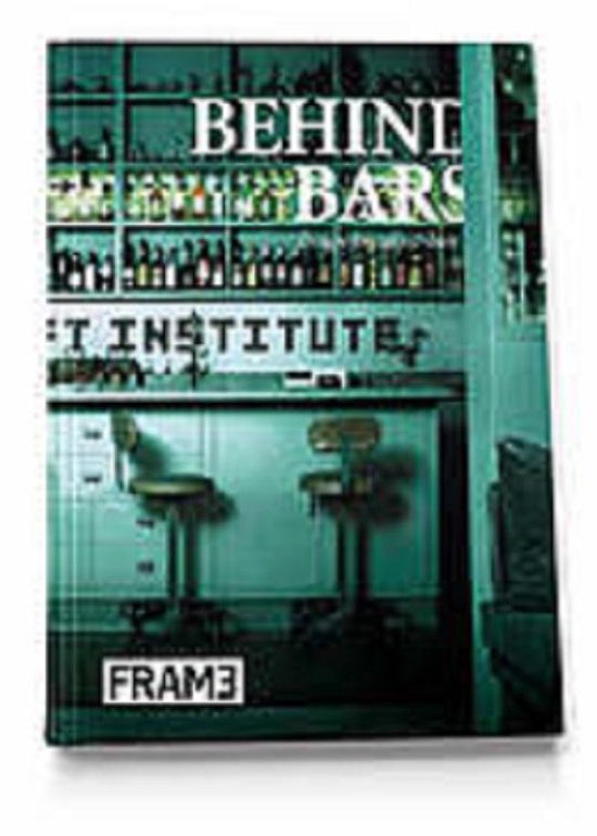 Boek 'Behind Bars' met de titel op de kaft, toont een barinterieur met flessen.