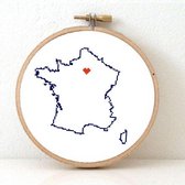 France borduurpakket  - geprint telpatroon om een kaart van Frankrijk te borduren met een hart voor Parijs - geschikt voor een beginner