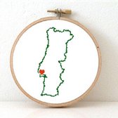 Portugal borduurpakket  - geprint telpatroon om een kaart van Portugal te borduren met een hart voor Lisabon  - geschikt voor een beginner