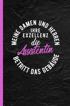 Meine Damen und Herren ihre Exzellenz die Assistentin betritt das Geb ude