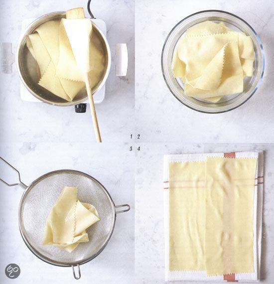 Lasagnebladen worden gekookt, uitgelekt en gelegd op een handdoek.