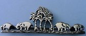 Een Zilver broche  met de afbeelding van vier olifanten met vier palmbomen in het midden