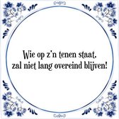 Tegeltje met Spreuk (Tegeltjeswijsheid): Wie op z'n tenen staat, zal niet lang overeind blijven! + Kado verpakking & Plakhanger