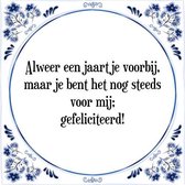 Tegeltje met Spreuk (Tegeltjeswijsheid): Alweer een jaartje voorbij, maar je bent het nog steeds voor mij; gefeliciteerd! + Kado verpakking & Plakhanger