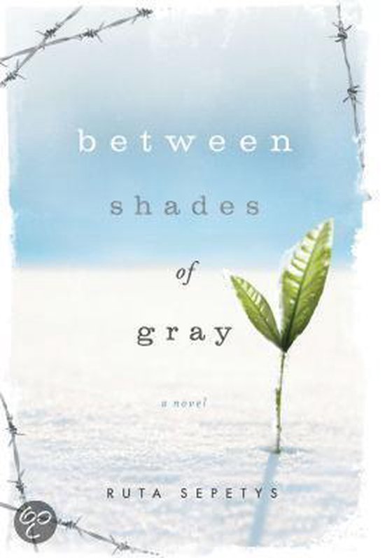 Boek 'Between Shades of Gray' met een nieuwe groene scheut die uit de sneeuw groeit, omringd door prikkeldraad.